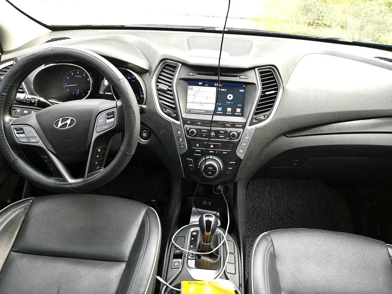 2017 HYUNDAI SANTAFE thumbnail 3