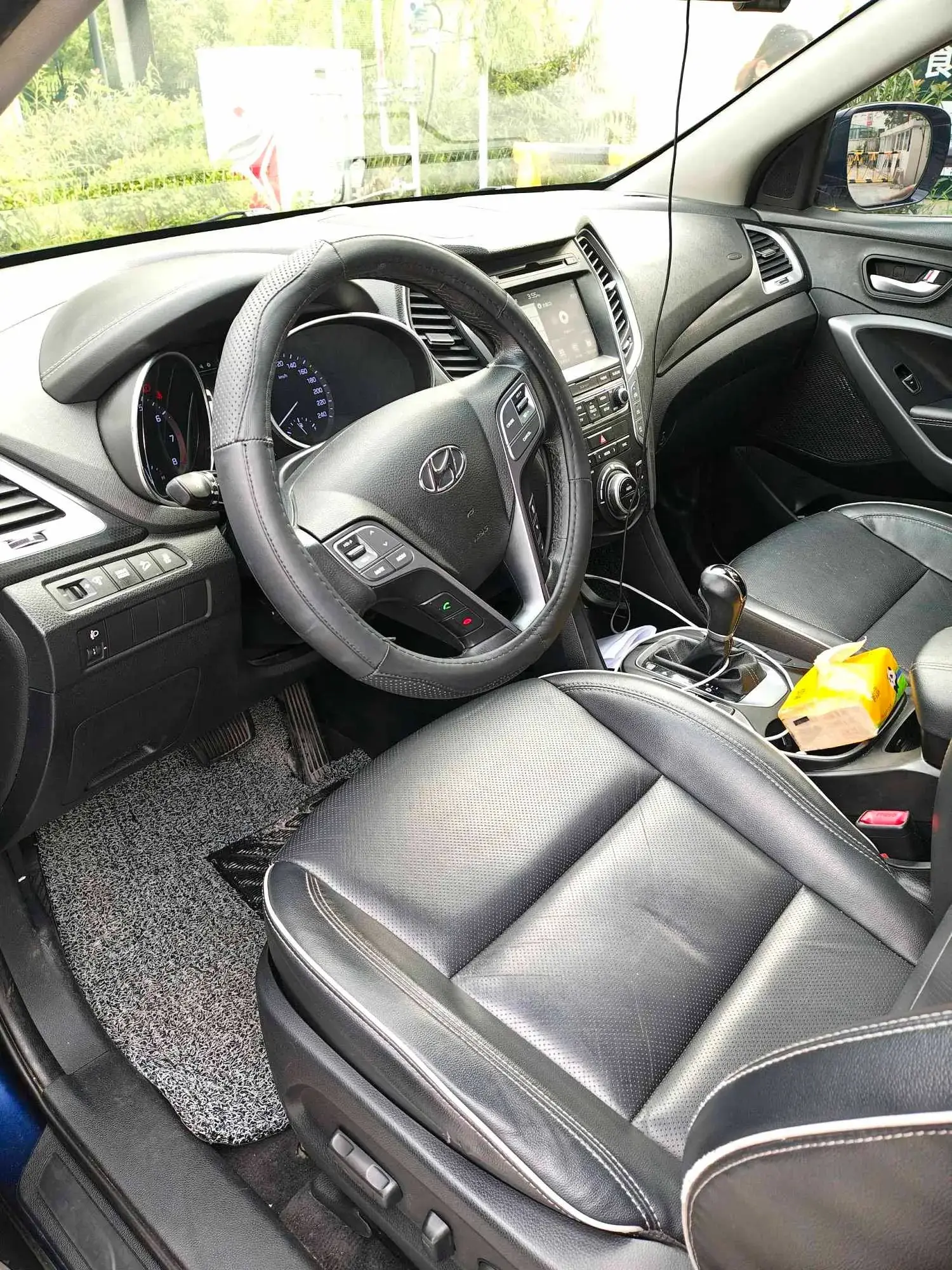 2017 HYUNDAI SANTAFE thumbnail 4