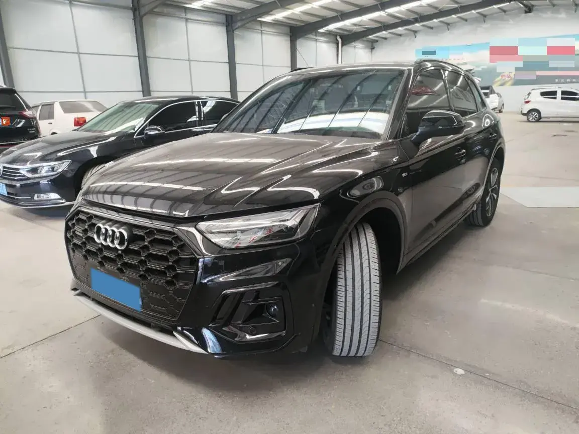 2024 AUDI Q5L view 1