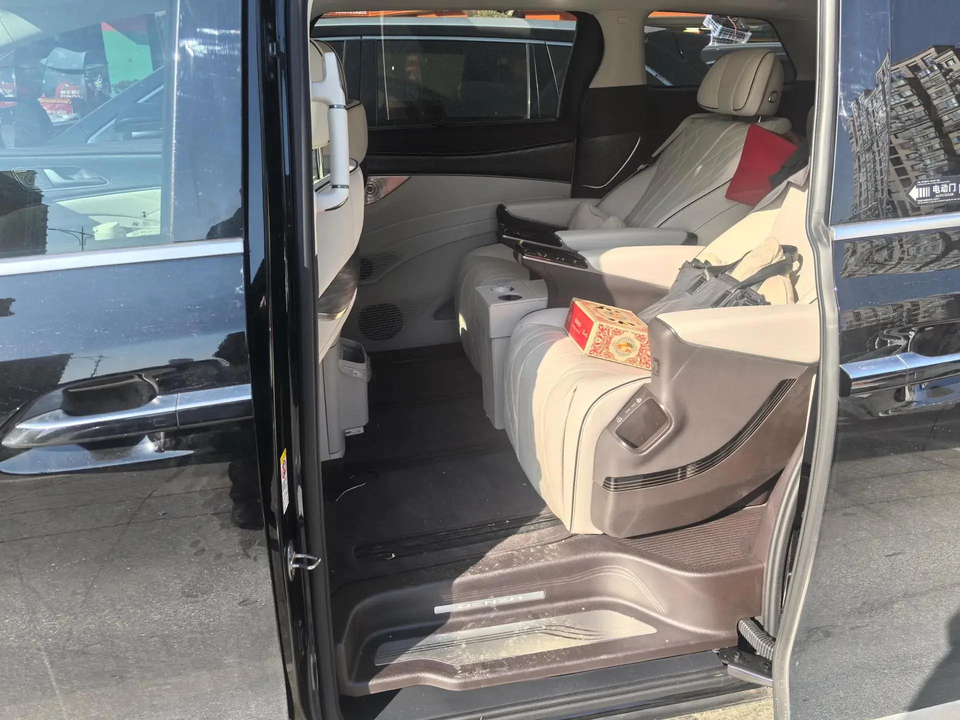 2024 DENZA D9 thumbnail 4