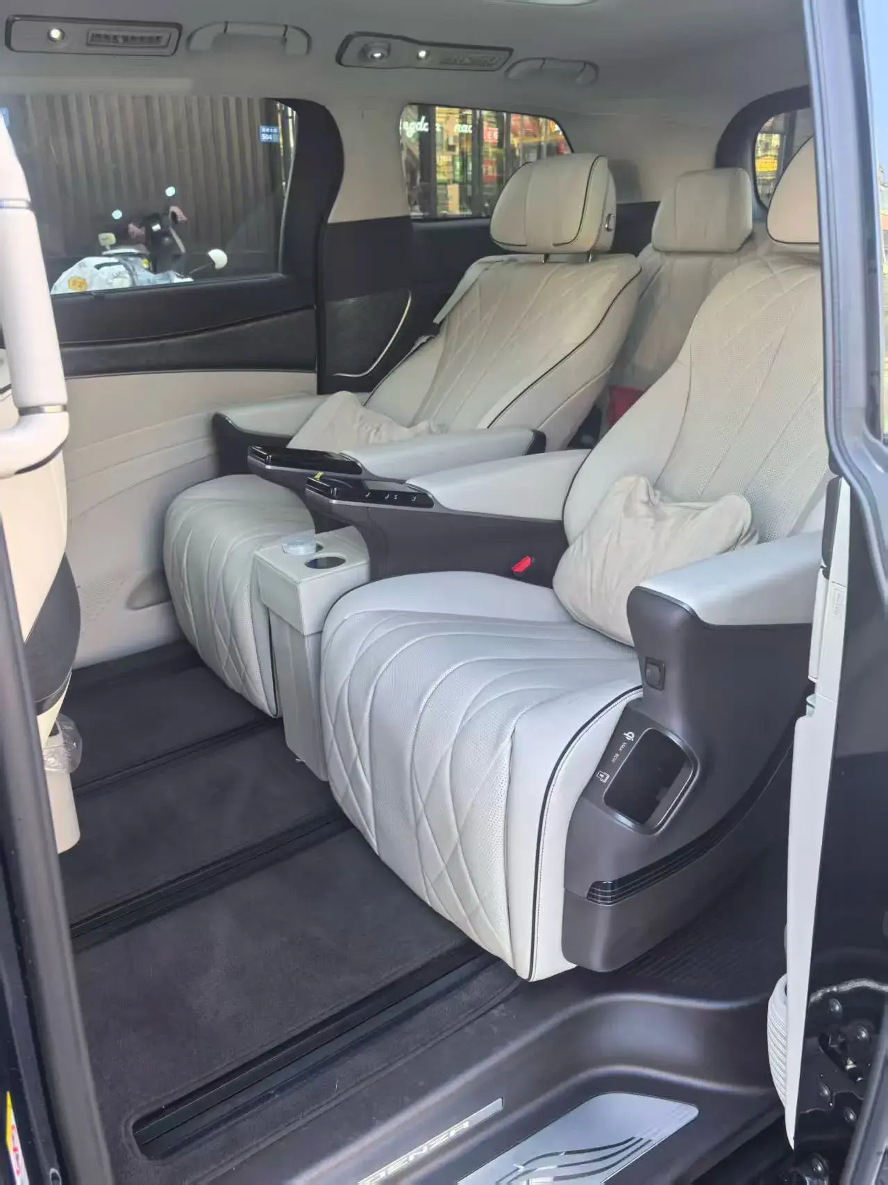 2024 DENZA D9 thumbnail 3