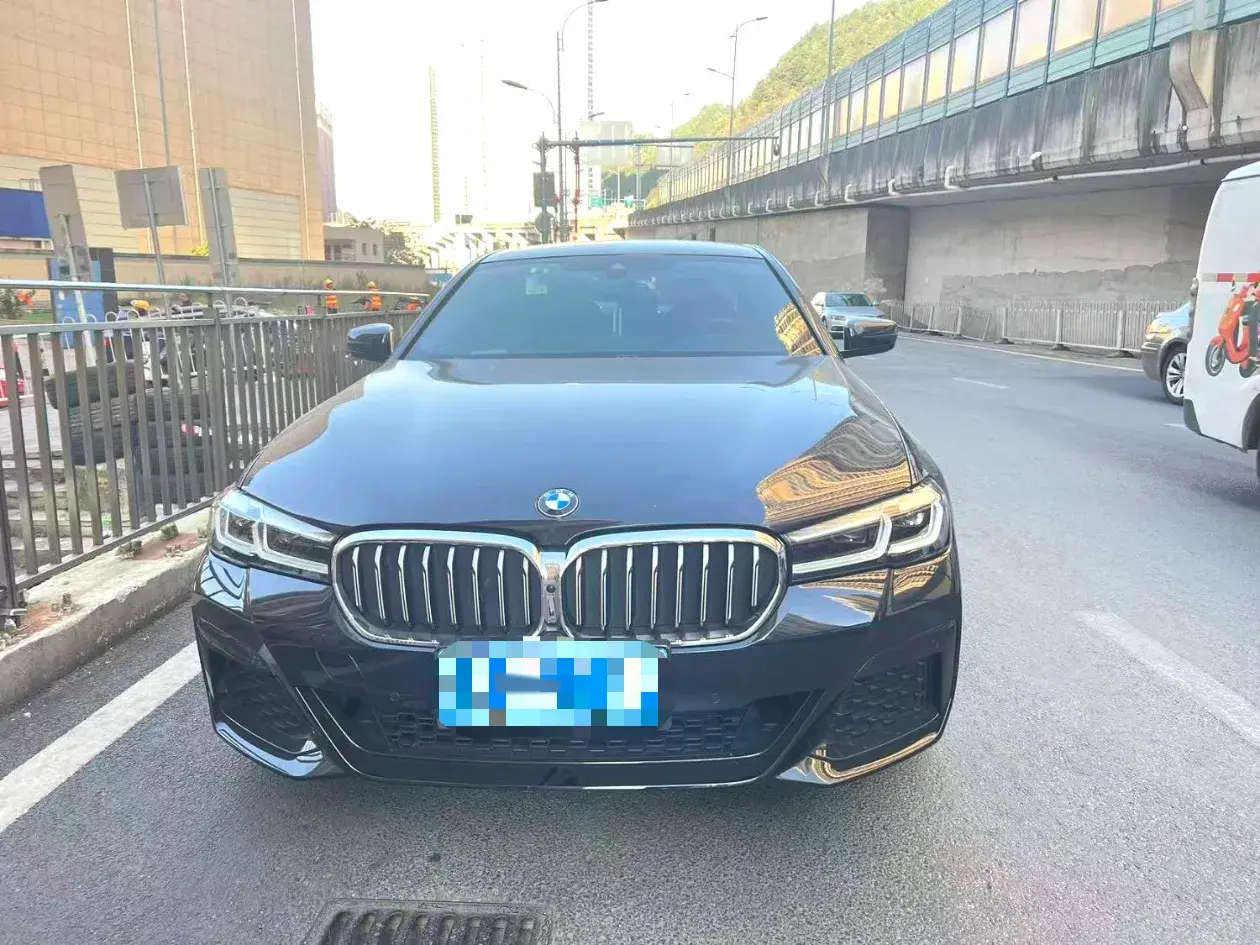 2022 BMW 5 thumbnail 2