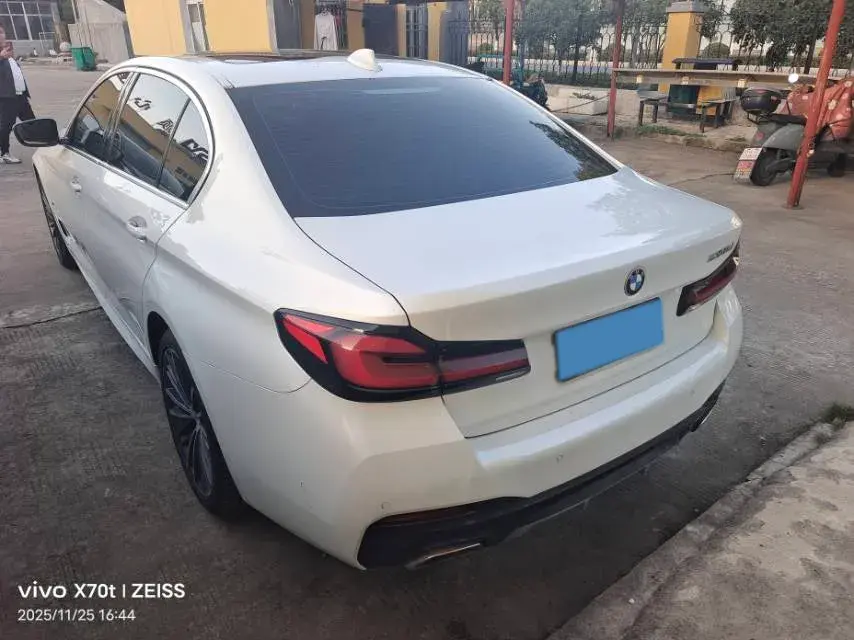 2021 BMW 5 thumbnail 2