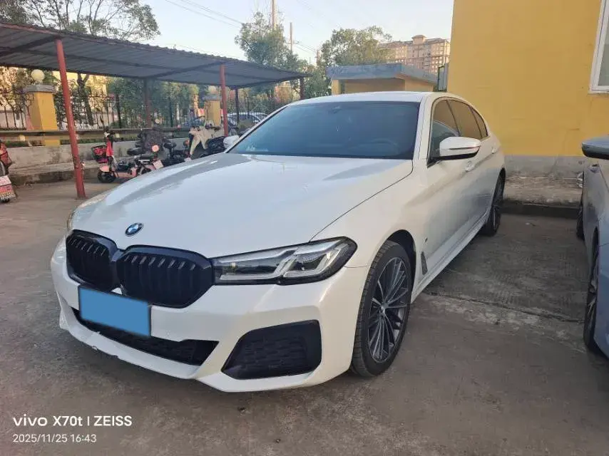 2021 BMW 5 view 1