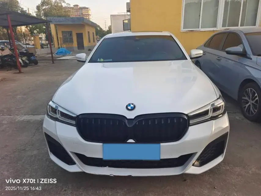 2021 BMW 5 thumbnail 4