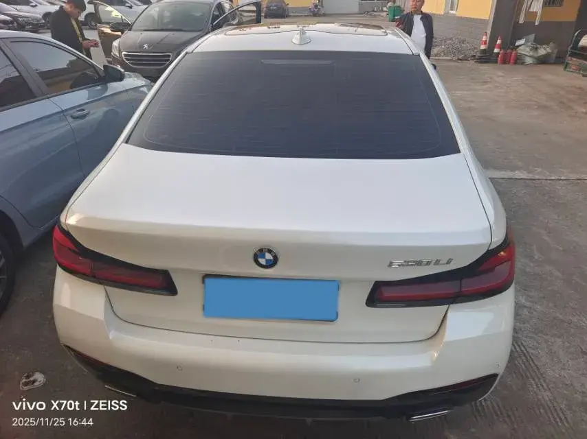 2021 BMW 5 thumbnail 3