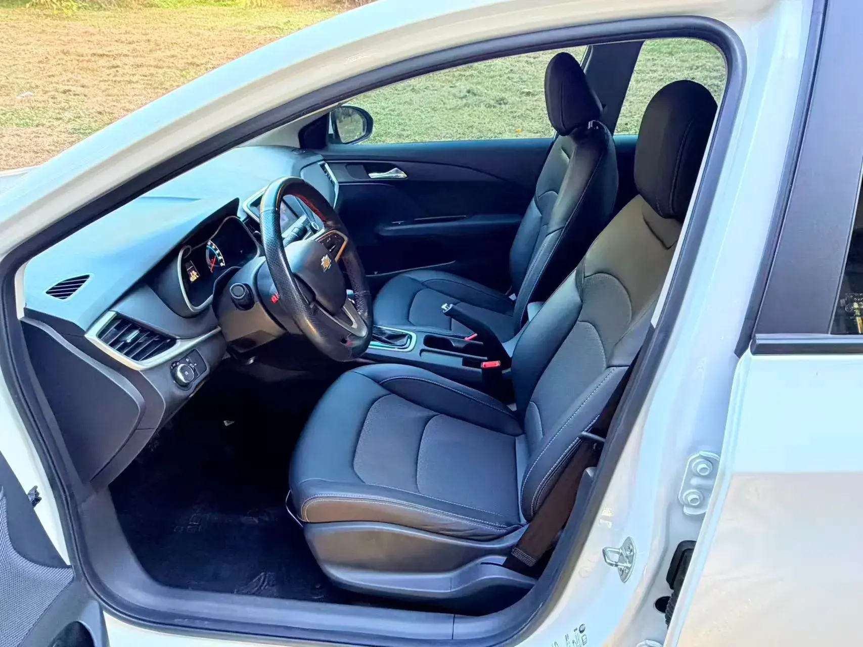 2019 CHEVROLET CAVALIER thumbnail 4