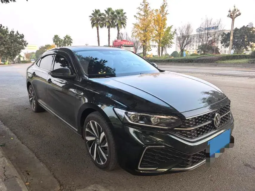 2022 VOLKSWAGEN PASSAT thumbnail 3