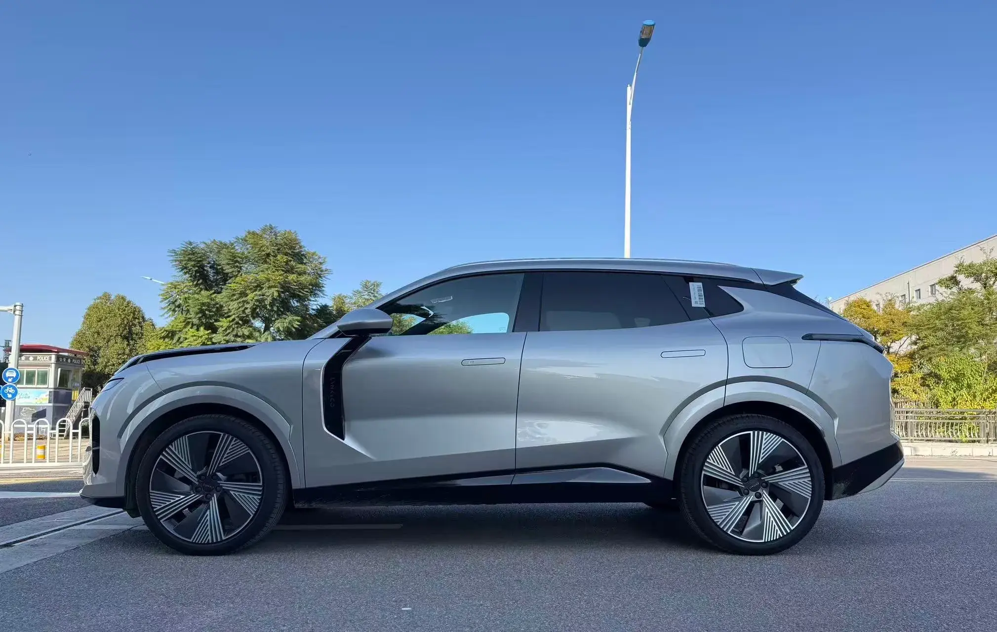 2023 LYNK&CO 08 thumbnail 2