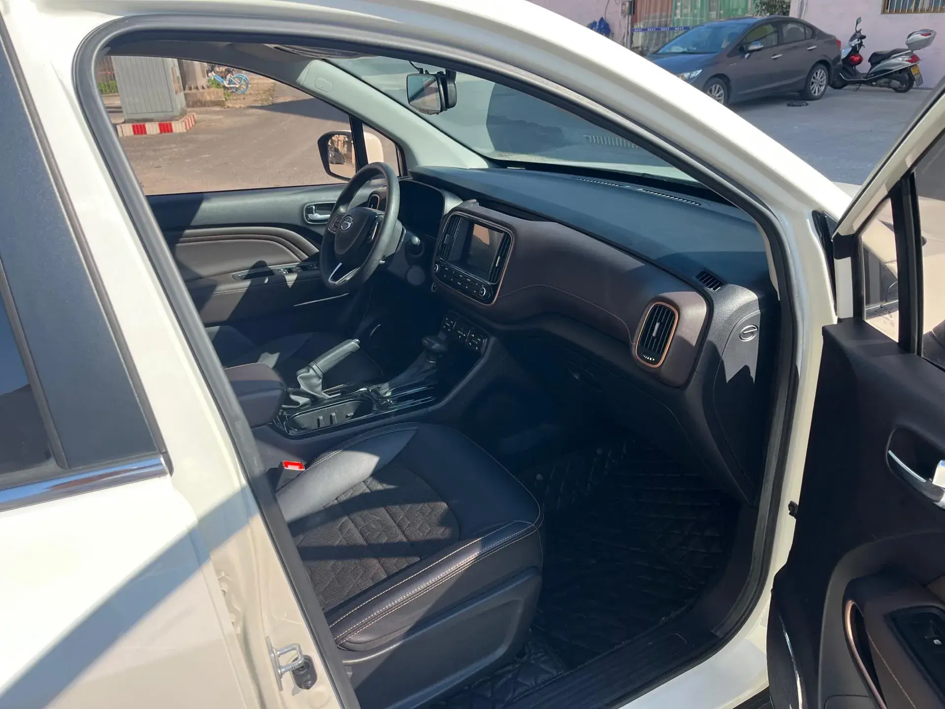 2017 GAC TRUMPCHI thumbnail 3