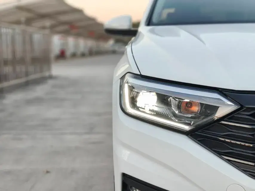 2022 VOLKSWAGEN SAGITAR thumbnail 4