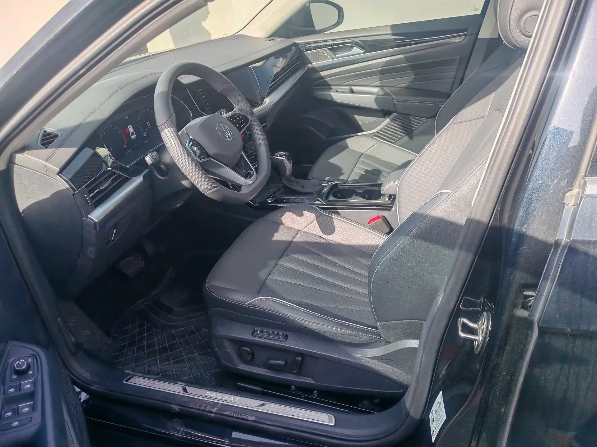 2024 VOLKSWAGEN PASSAT thumbnail 3