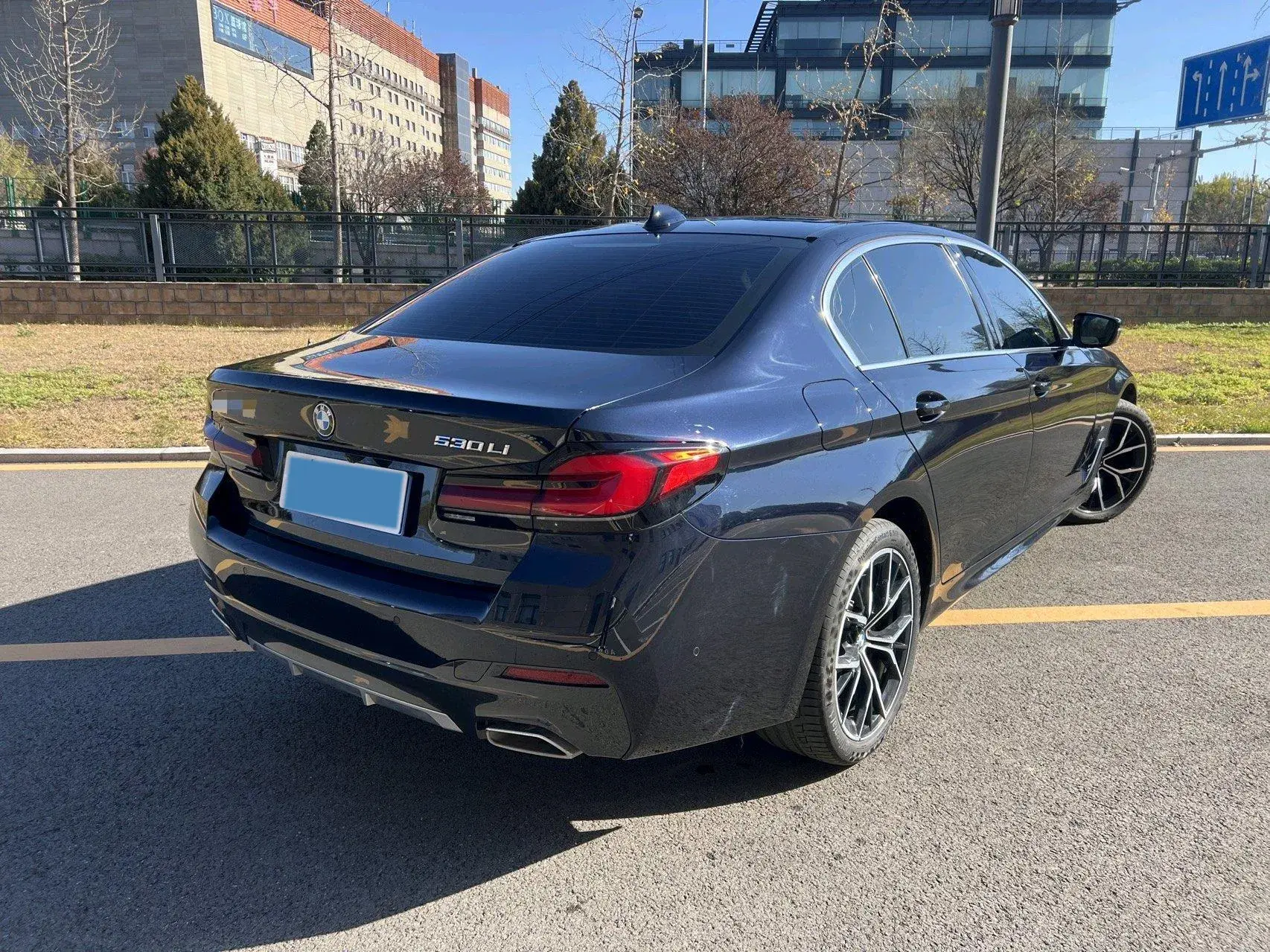 2023 BMW 5 thumbnail 3