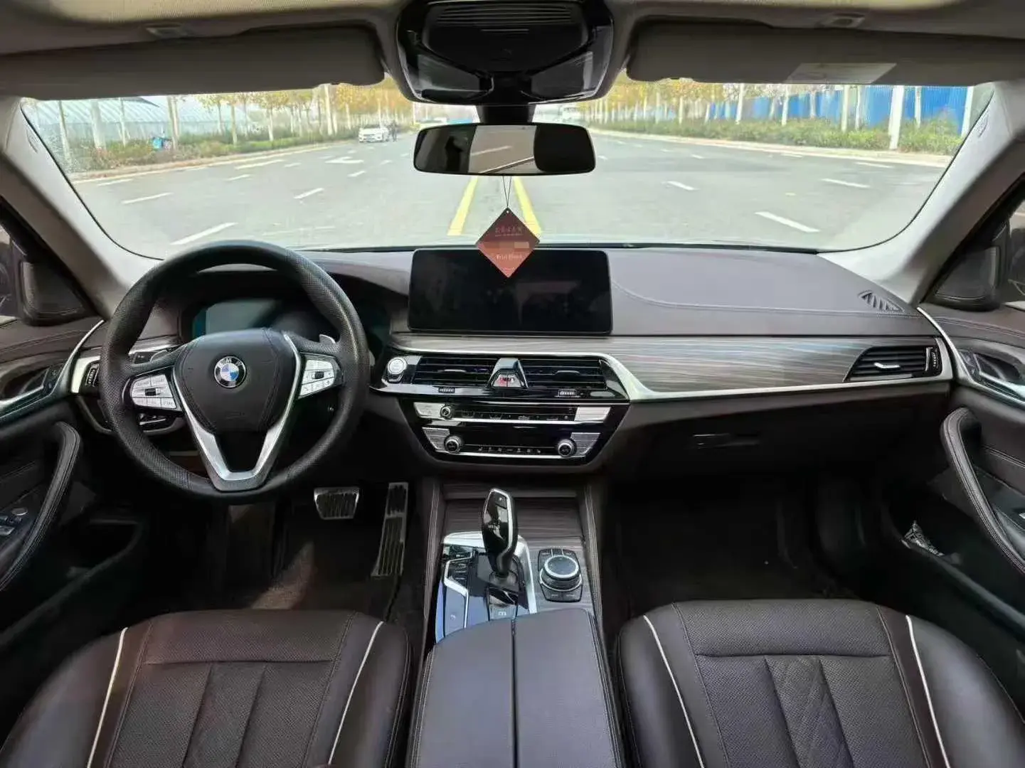 2022 BMW 5 thumbnail 4