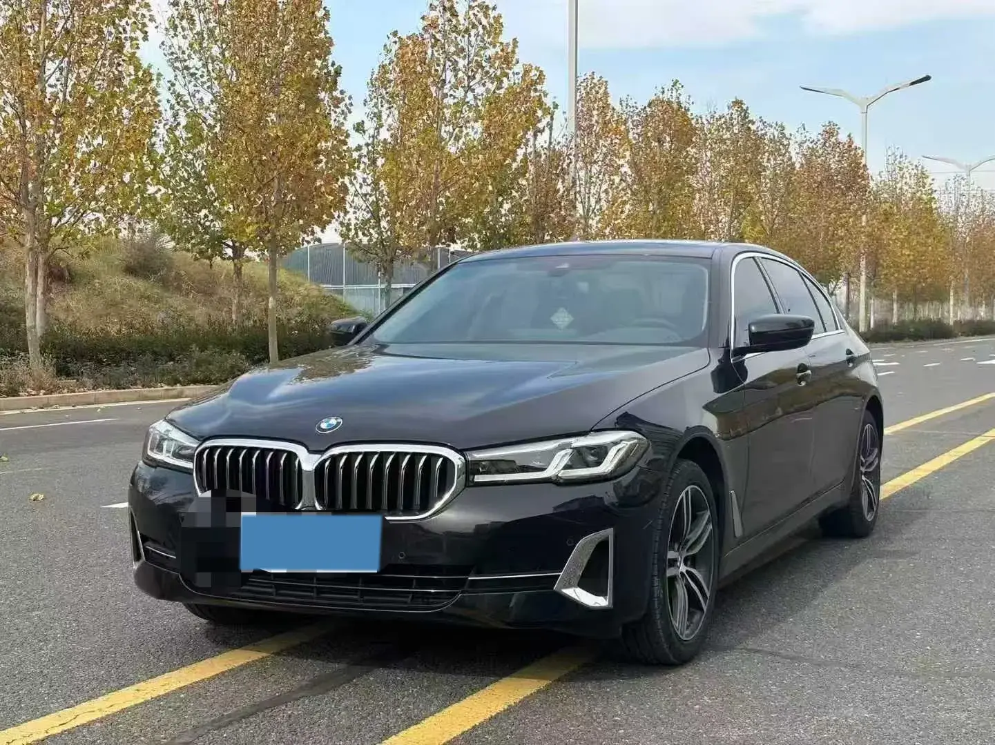 2022 BMW 5 view 1