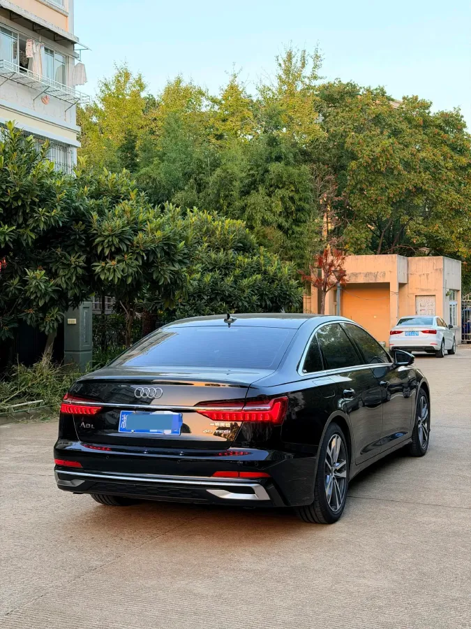 2025 Audi A6L 2.0T 190HP L4 7DCT,autocango,china used car exporter,china ev exporter,chinese used car exporter,chinese used ev exporter