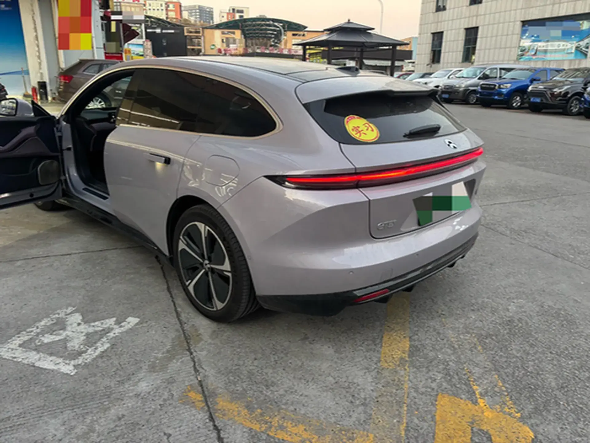 2025 NIO ET5 thumbnail 4