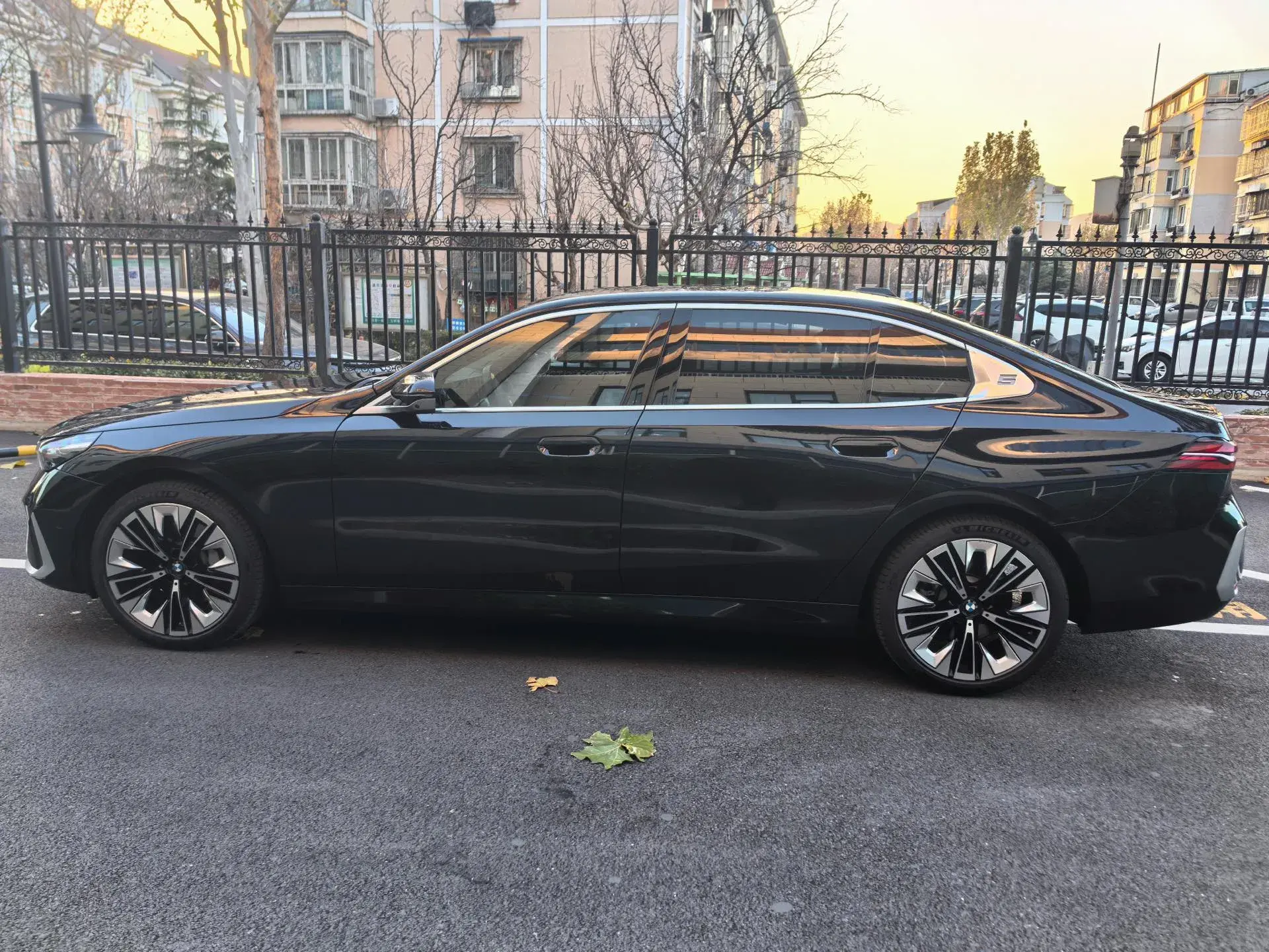 2025 BMW 5 thumbnail 2