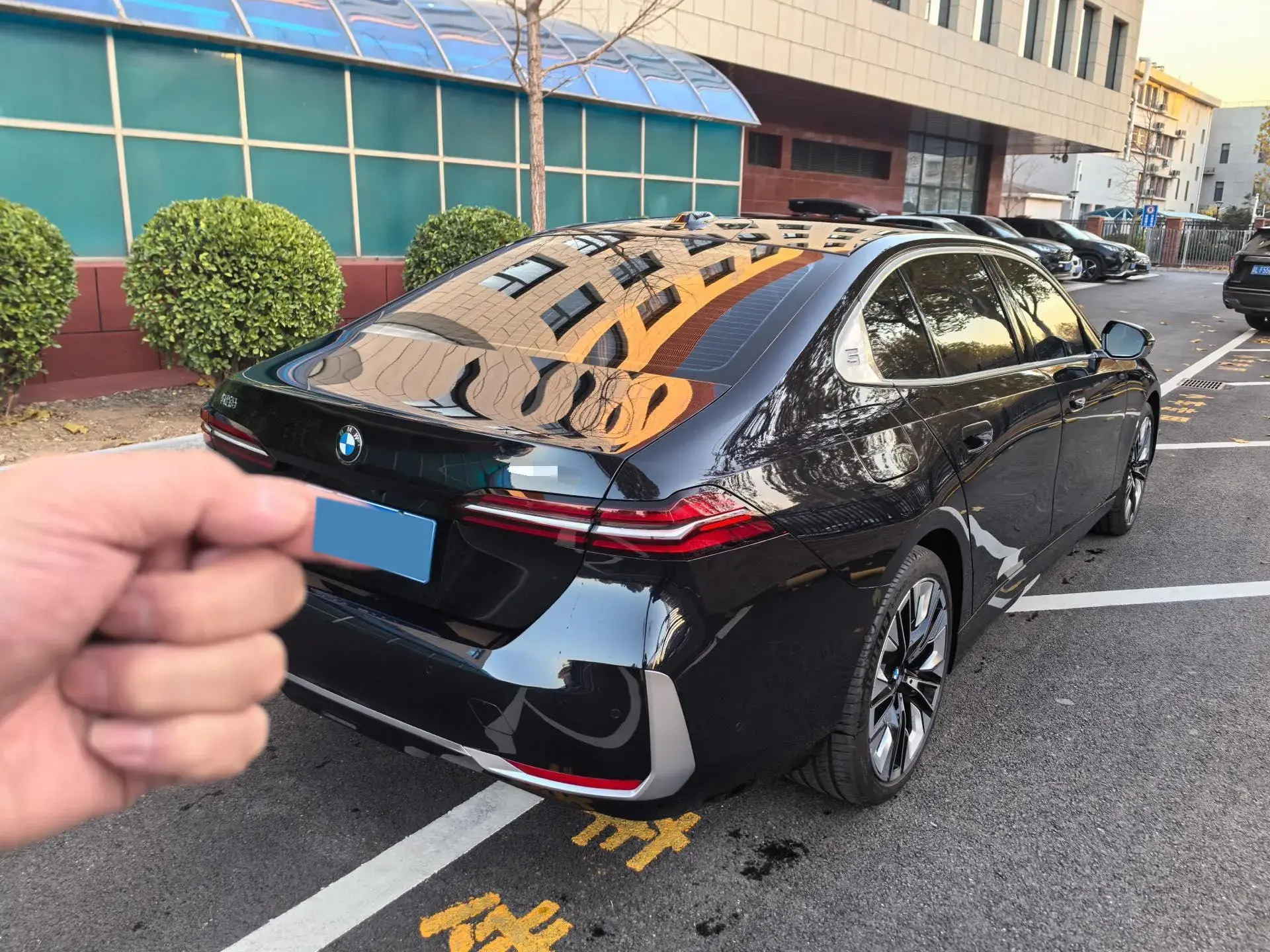 2025 BMW 5 thumbnail 3