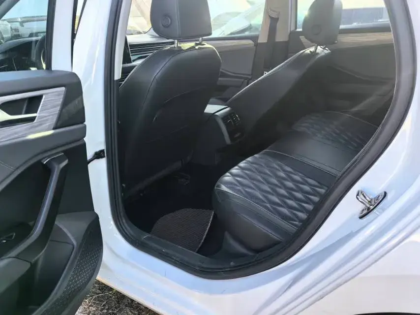 2023 VOLKSWAGEN SAGITAR thumbnail 3