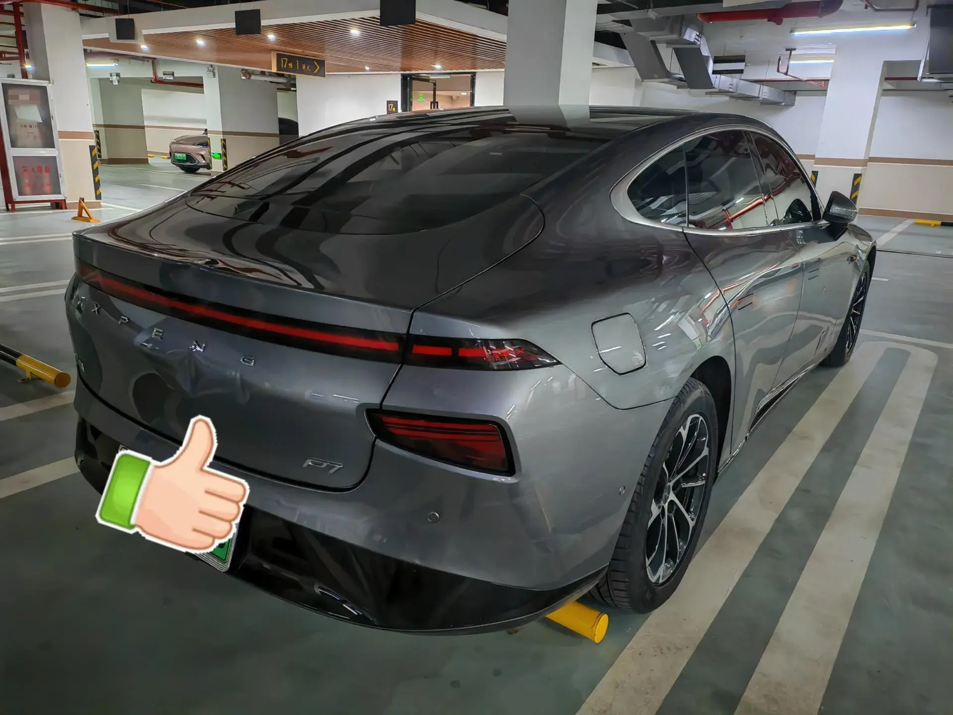 2022 XPENG P7 thumbnail 4
