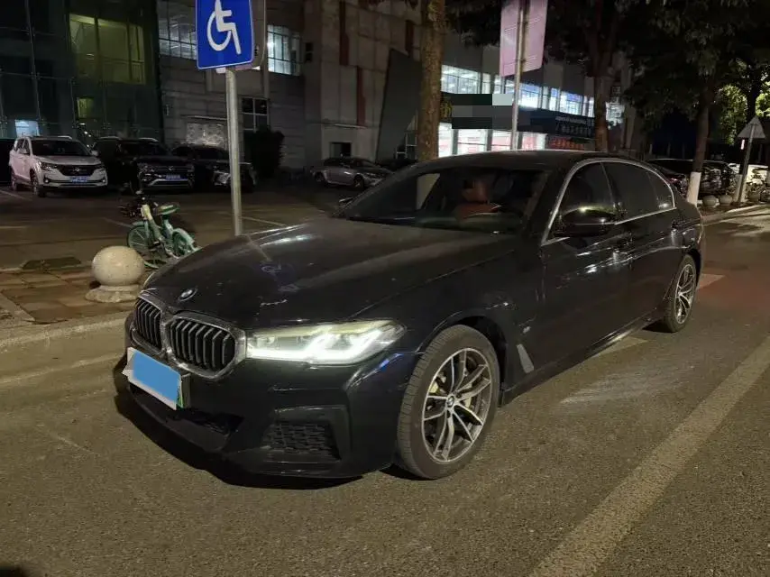 2021 BMW 5 view 1
