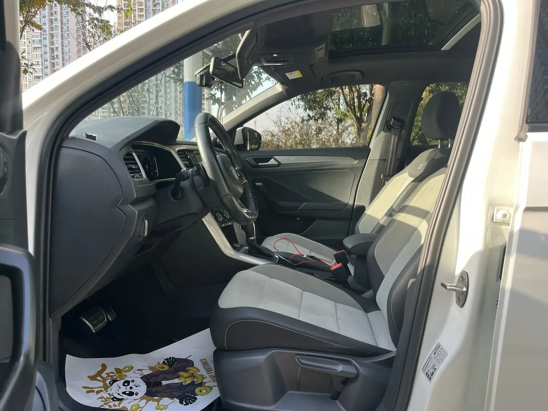 2020 VOLKSWAGEN T-ROC thumbnail 4