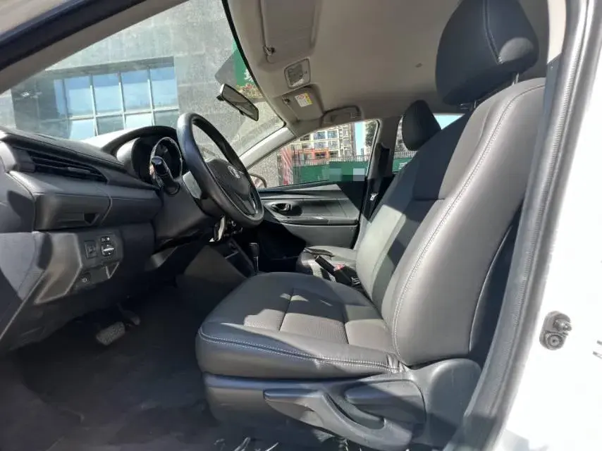 2019 TOYOTA YARIS thumbnail 4