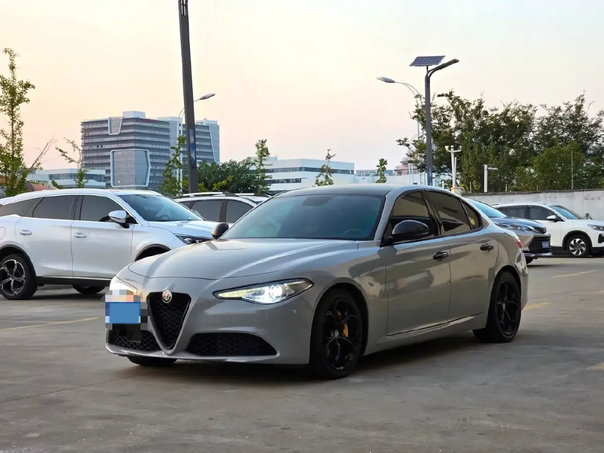 2017 Alfa Romeo Giulia 2.0T 280HP L4 8AT