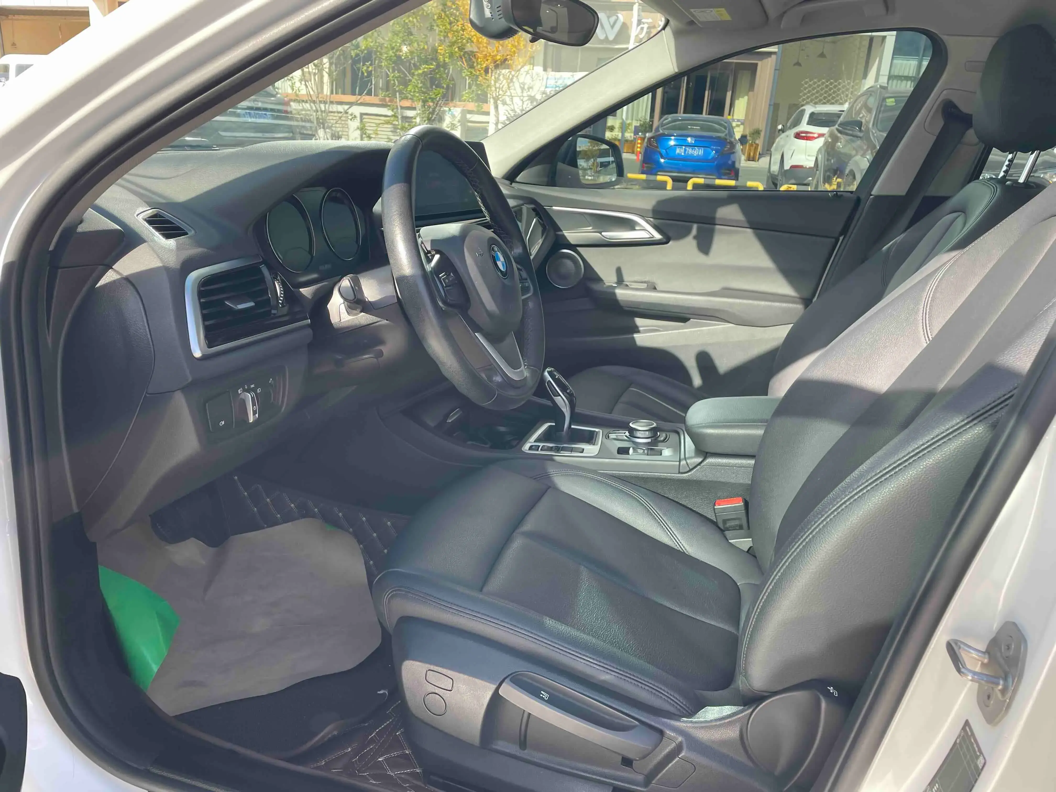 2021 BMW 1 thumbnail 4