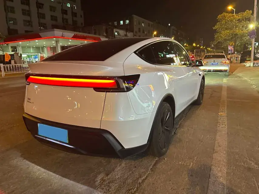 2025 TESLA MODEL thumbnail 3