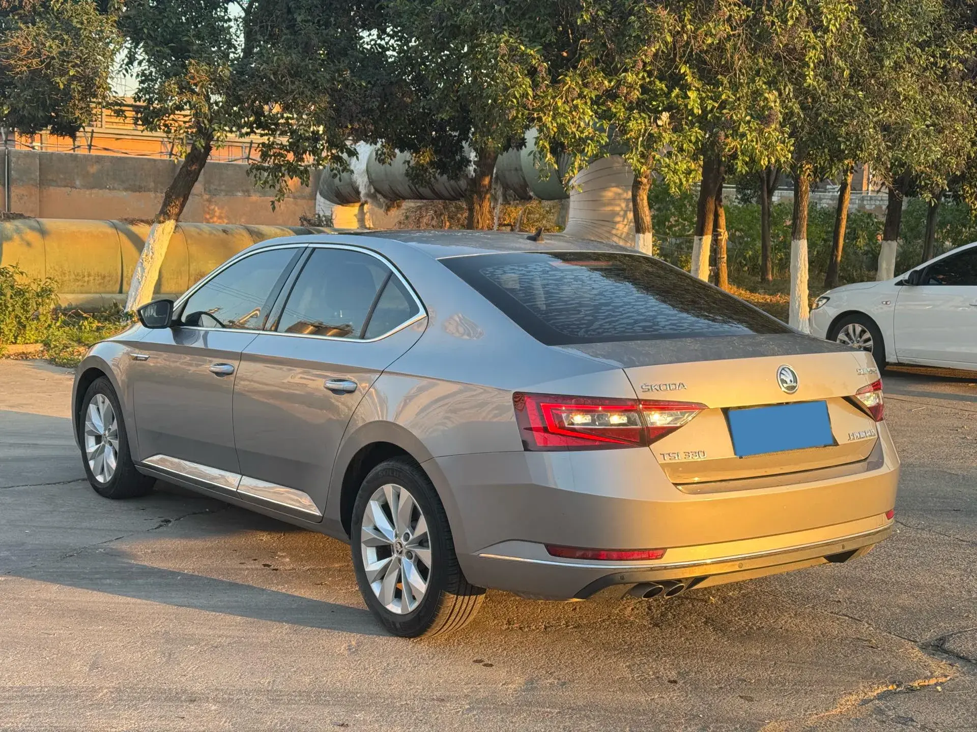 2018 SKODA SUPERB thumbnail 4