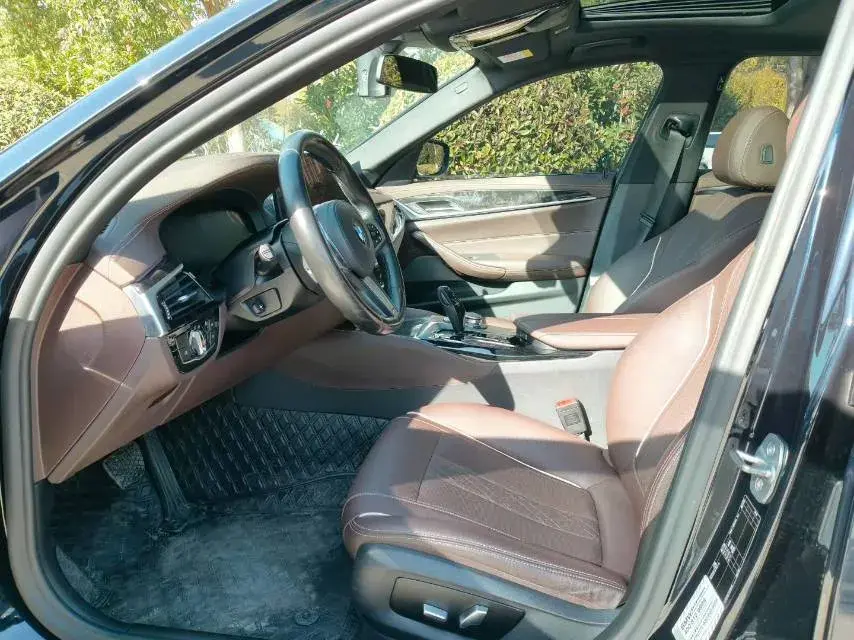 2021 BMW 5 thumbnail 4