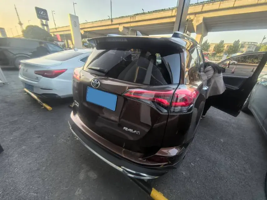 2016 TOYOTA RAV4 thumbnail 4