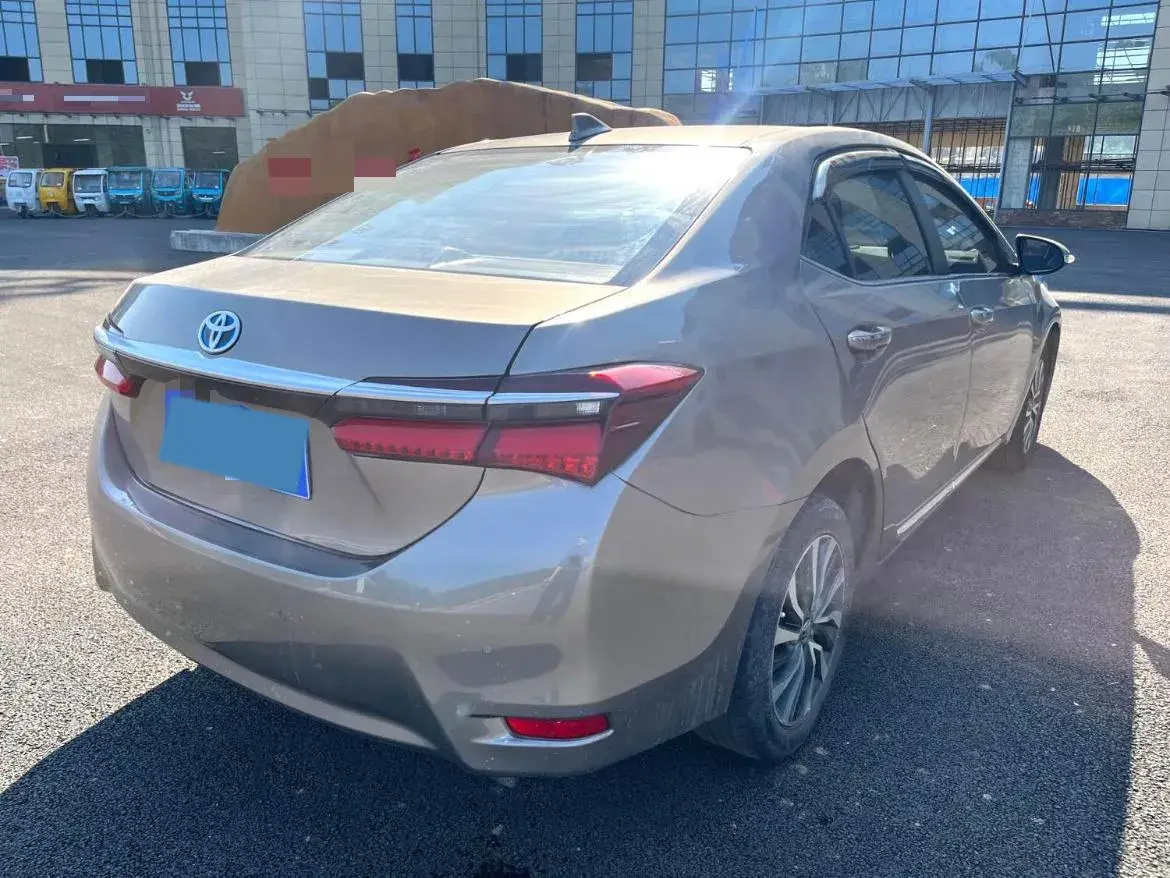 2017 TOYOTA COROLLA thumbnail 3