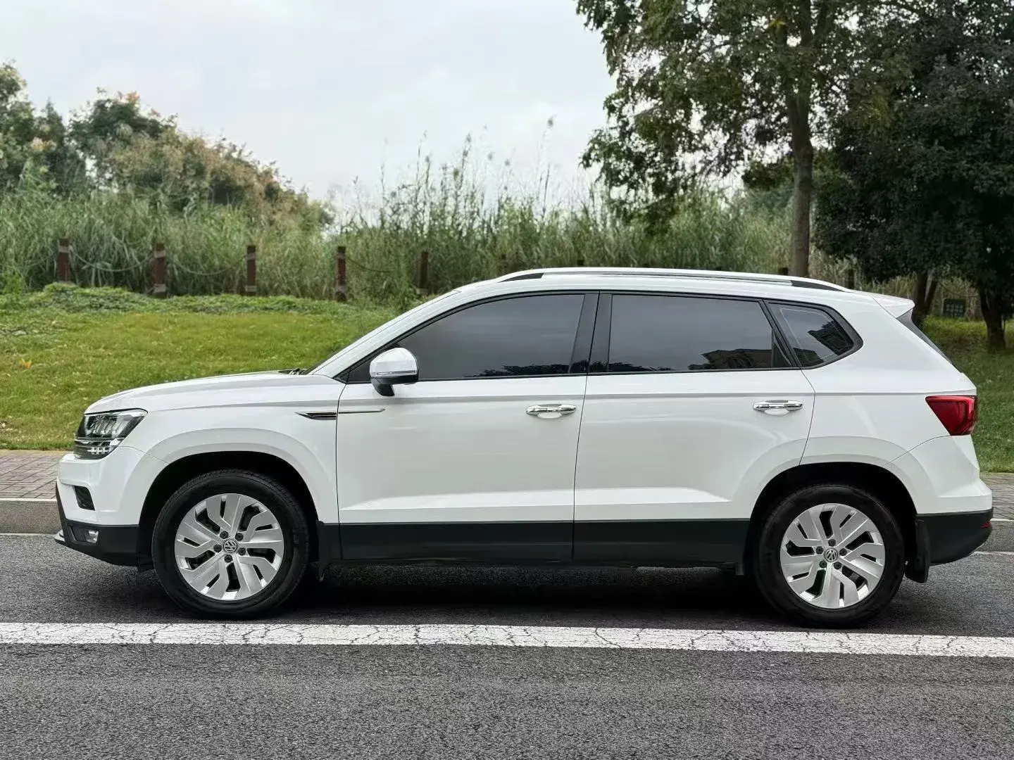 2019 VOLKSWAGEN THARU thumbnail 2