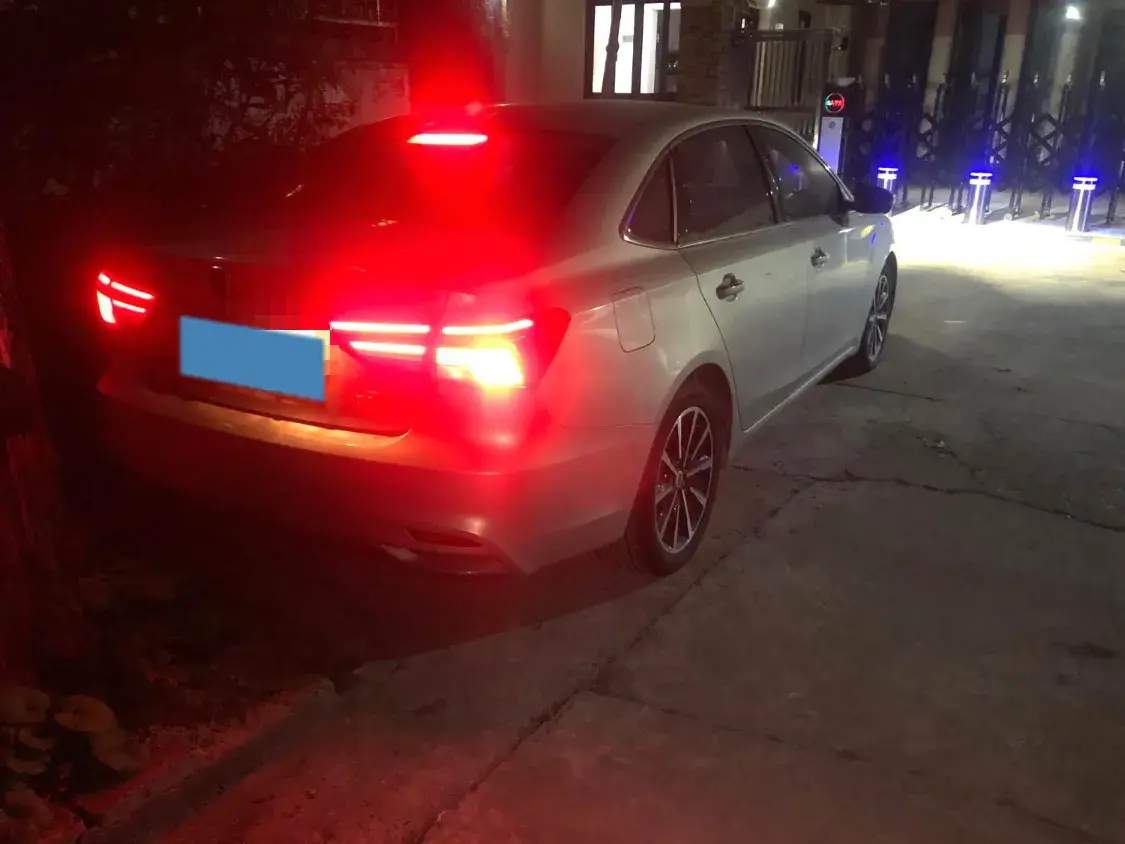 2017 ROEWE I6 thumbnail 2