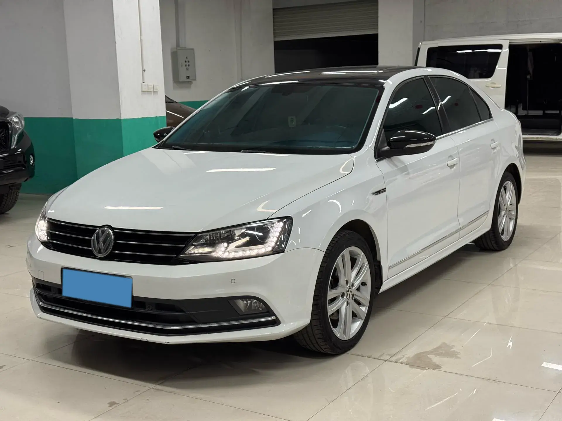 2018 VOLKSWAGEN SAGITAR view 1