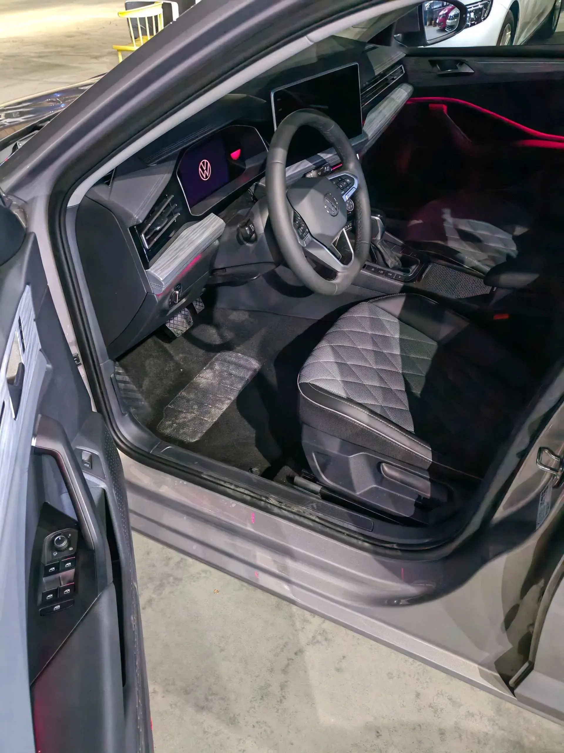 2023 VOLKSWAGEN SAGITAR thumbnail 3