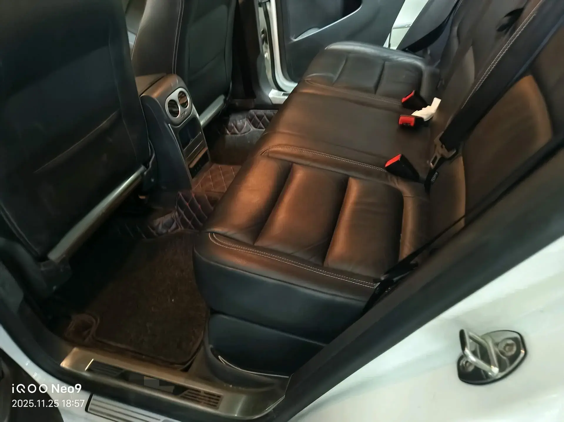 2017 VOLKSWAGEN TIGUAN thumbnail 3