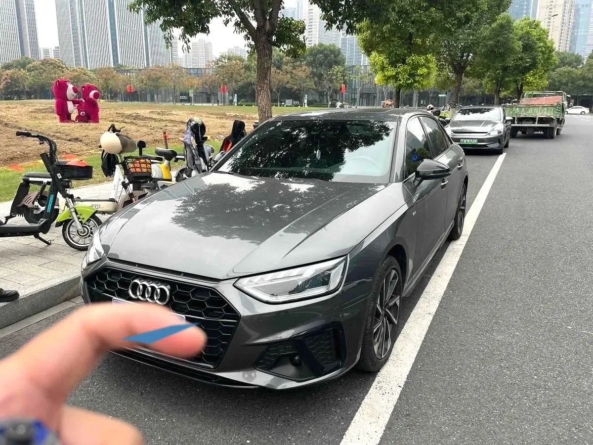 2022 AUDI A4L view 1