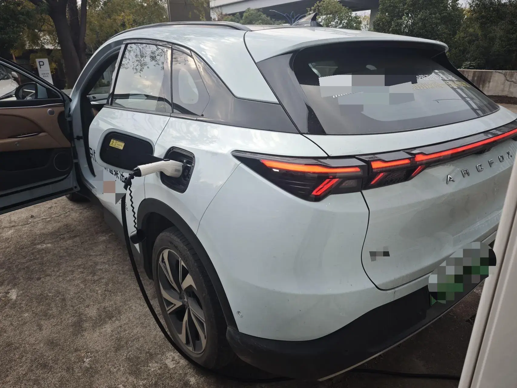 2024 ARCFOX ΑT5 thumbnail 4