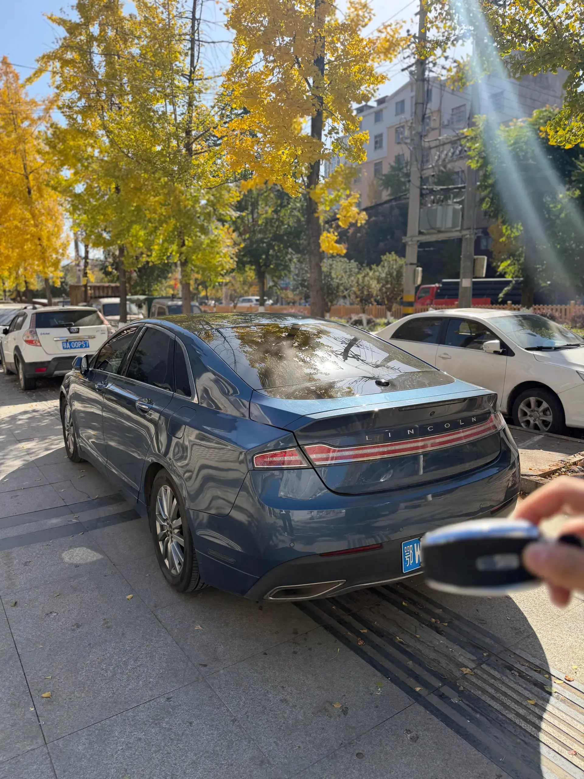 2019 LINCOLN MKZ thumbnail 3