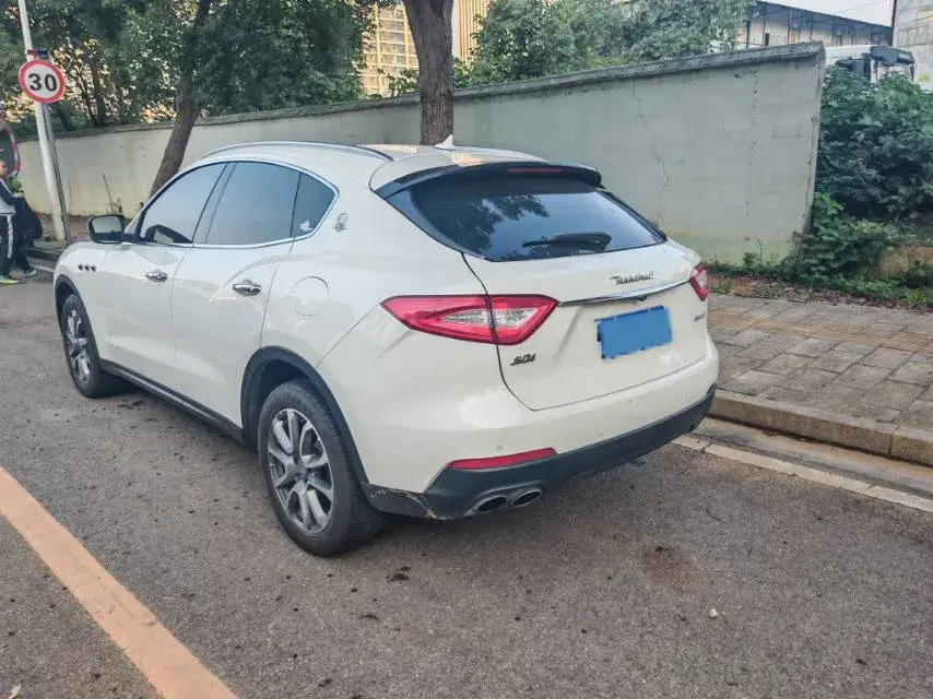 2016 MASERATI LEVANTE thumbnail 3