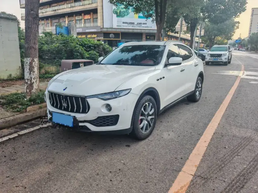 2016 MASERATI LEVANTE view 1