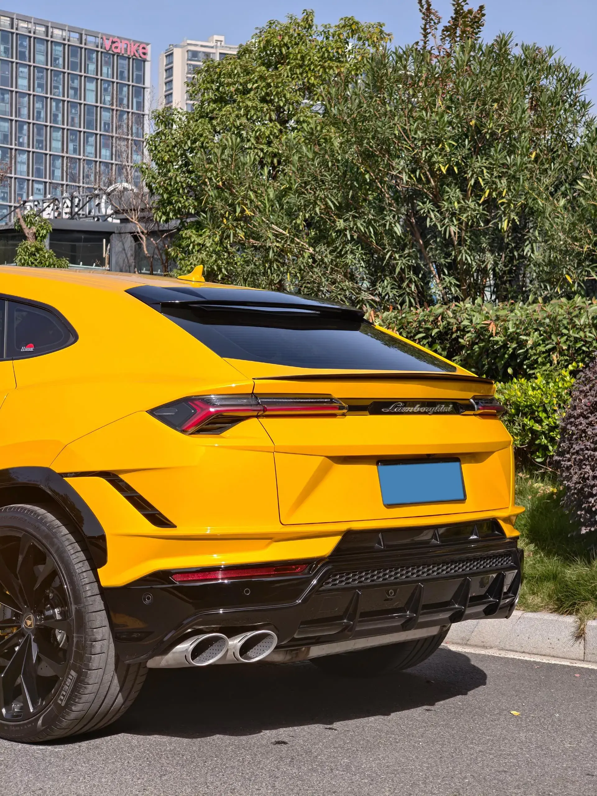 2023 LAMBORGHINI URUS thumbnail 3
