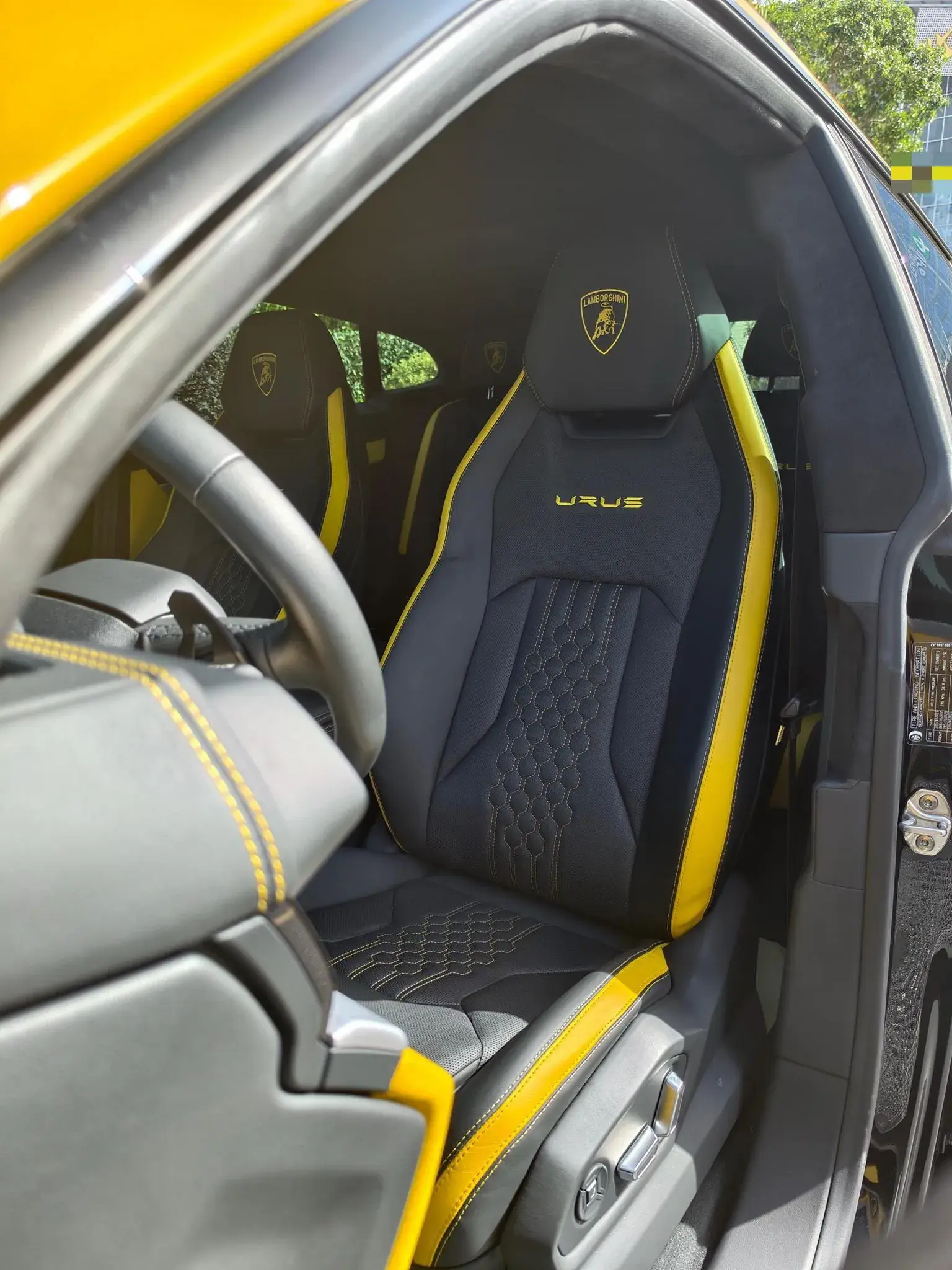 2023 LAMBORGHINI URUS thumbnail 4