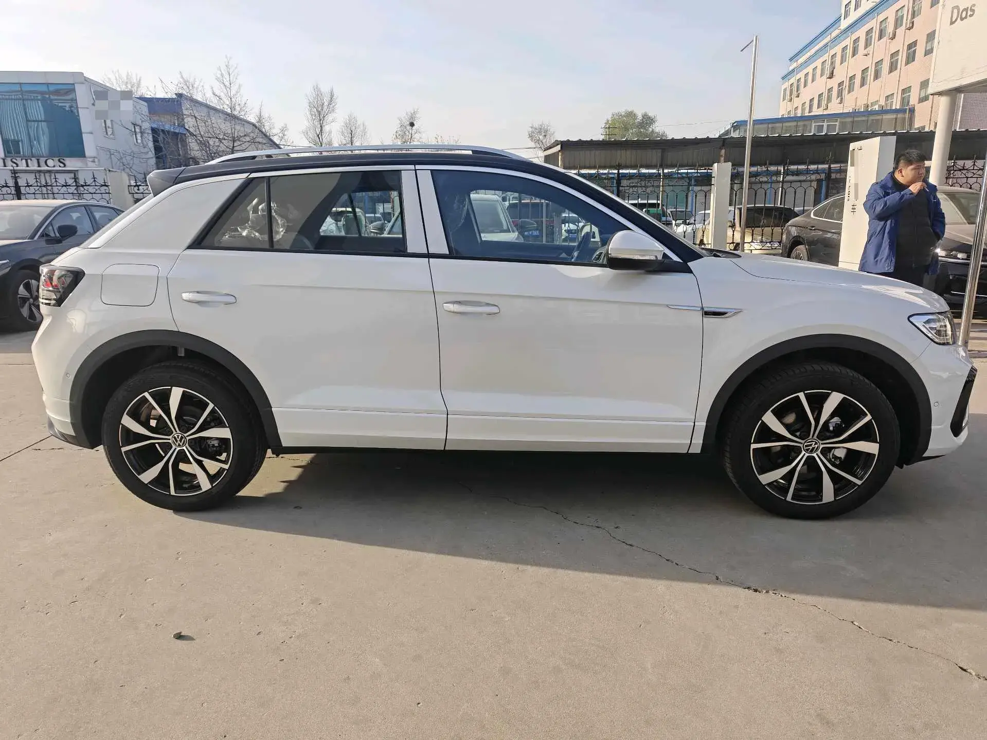 2025 VOLKSWAGEN T-ROC thumbnail 3