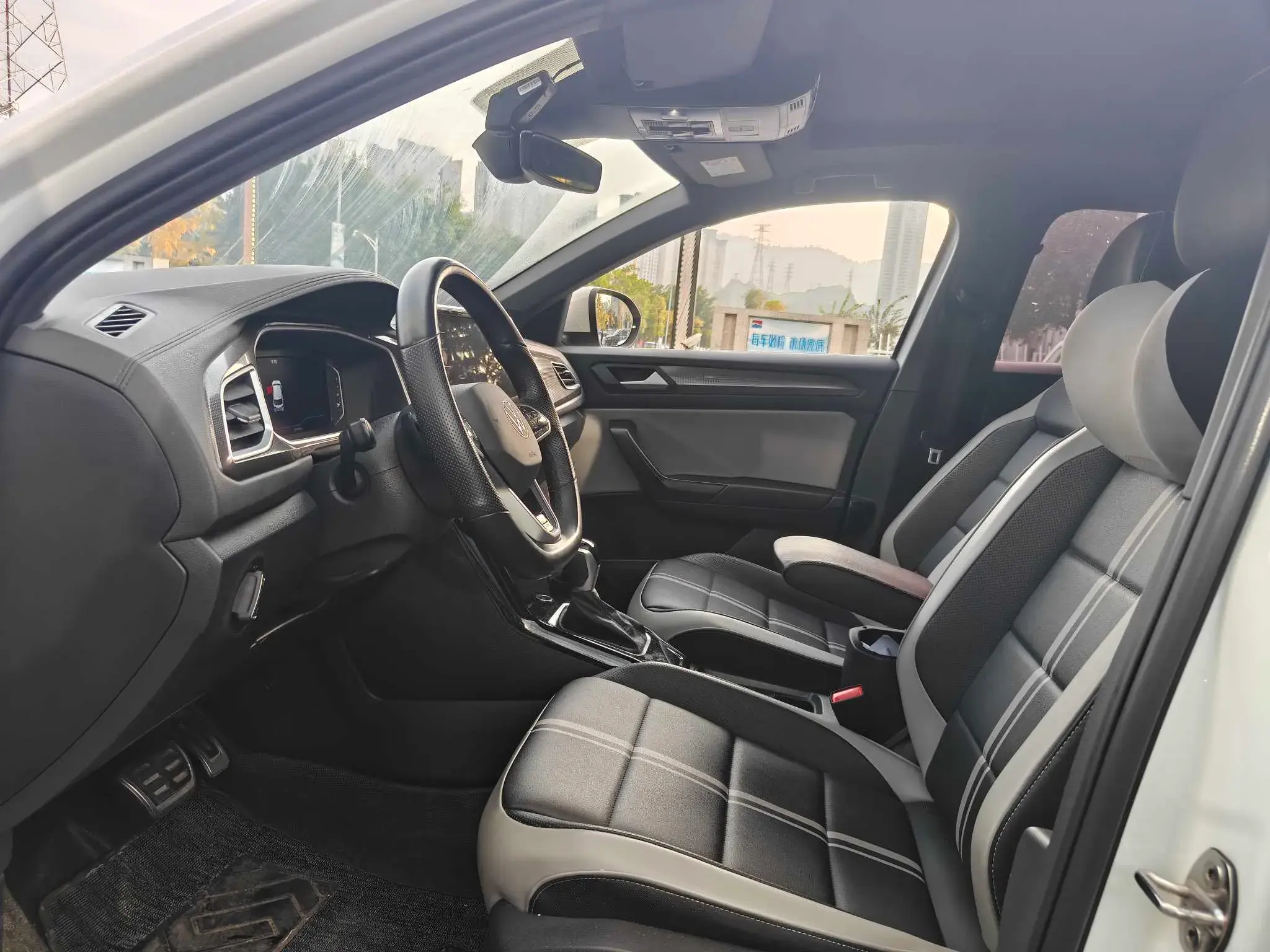 2023 VOLKSWAGEN T-ROC thumbnail 3