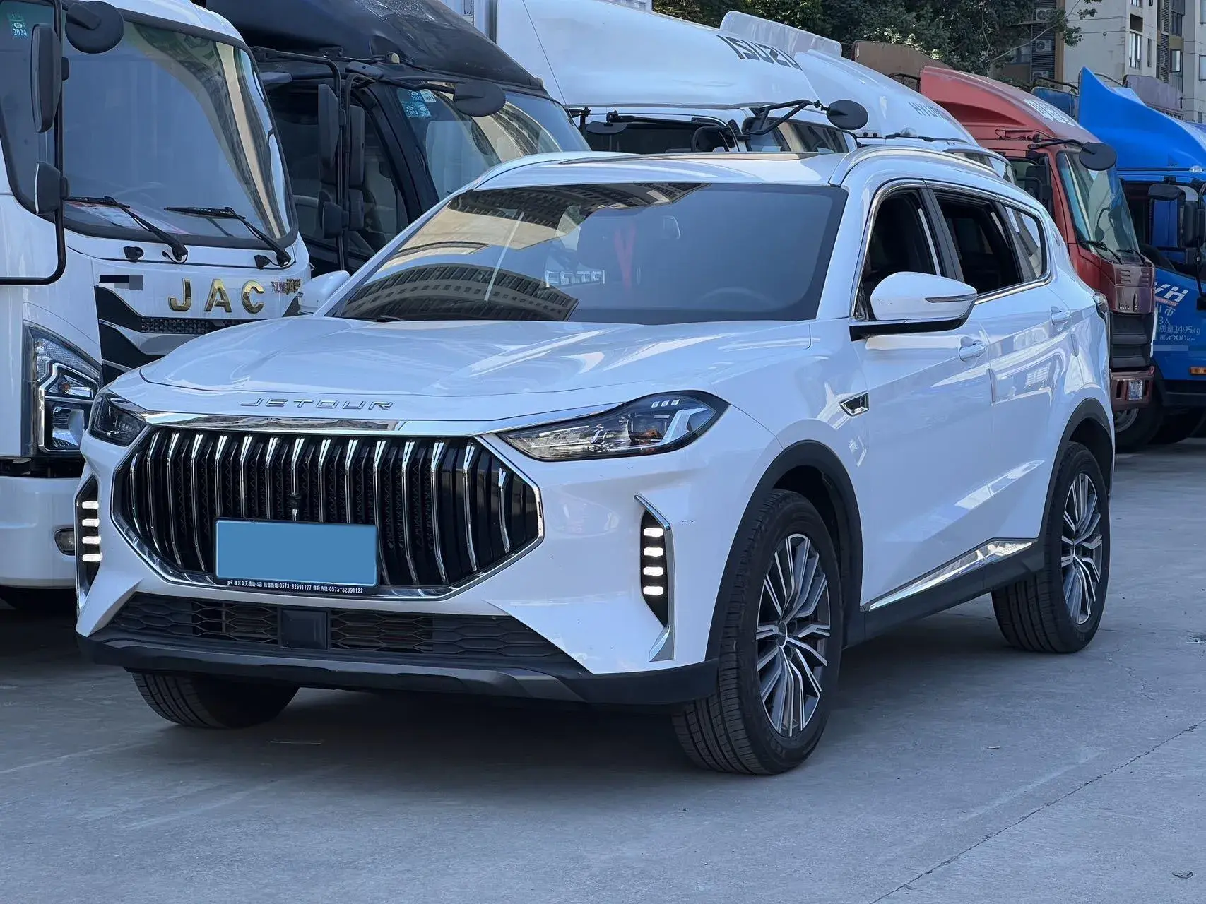 2023 JETOUR X70 view 1